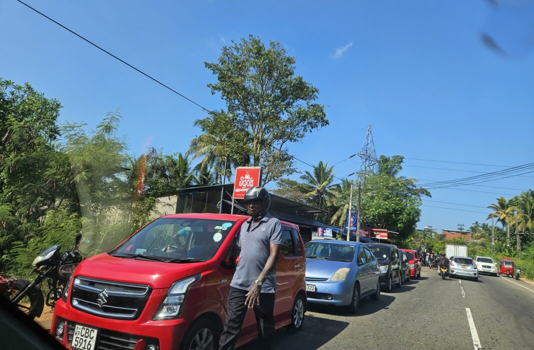 Despite the introduction of a QR code to streamline fuel supply to vehicle users, long queues were seen on Thursday (19) in Colombo. Image by Dilrukshi Handunnetti.