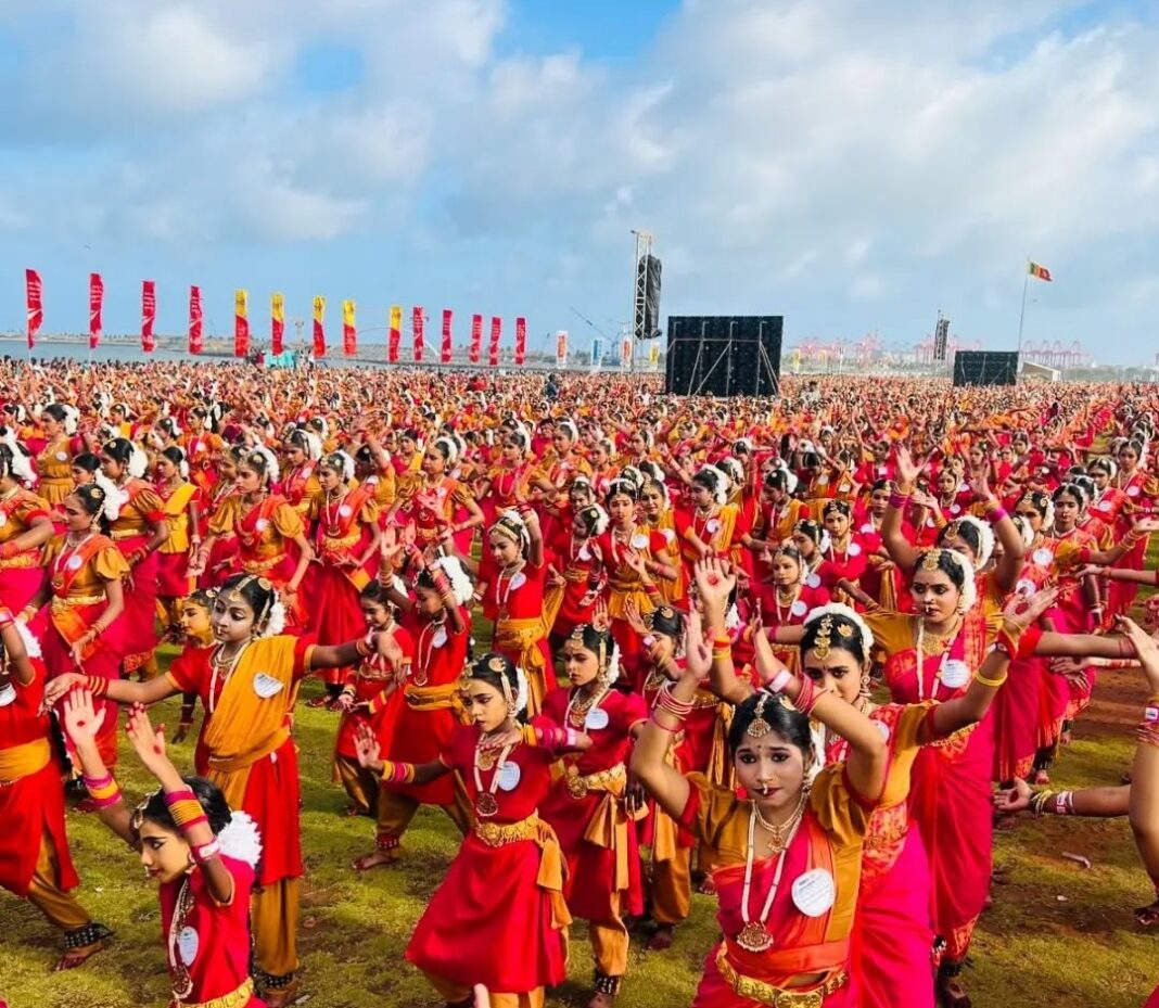 new Guinness World Record for the largest Bharatanatyam dance lesson. Image via Sangamizh Liya Holidays Facebook page.